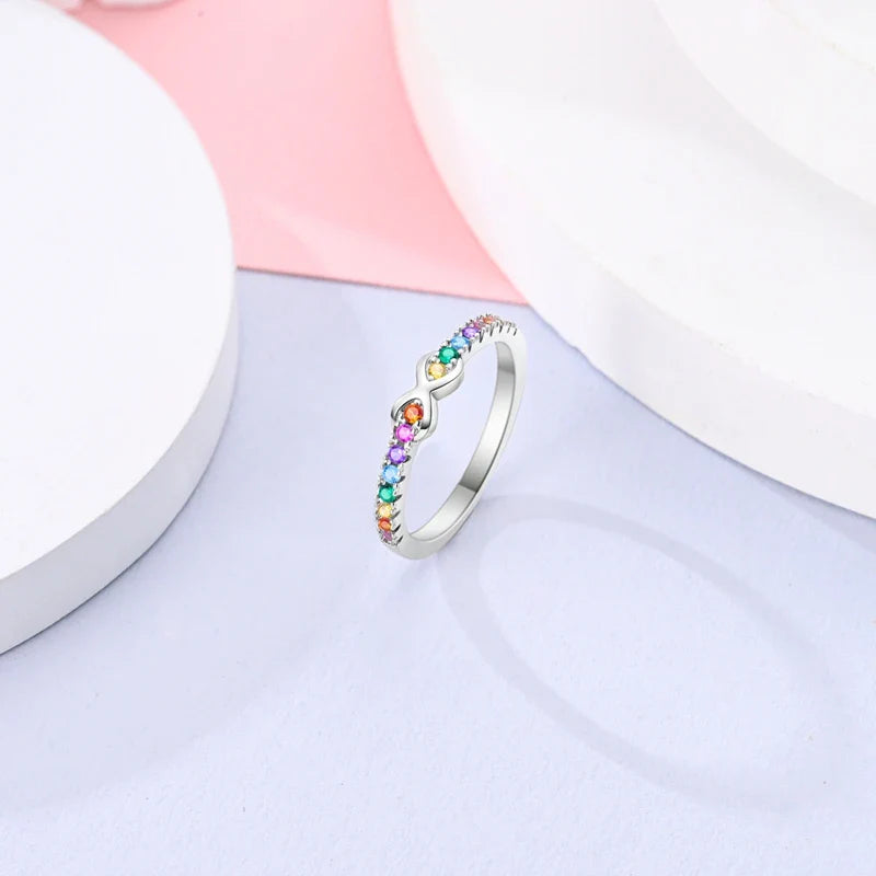 Regenbogenring mit Unendlichkeitssymbol
