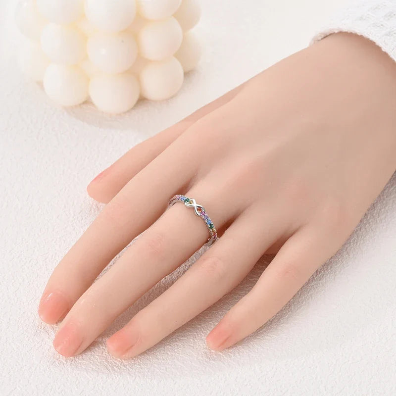 Regenbogenring mit Unendlichkeitssymbol