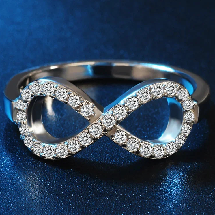 Ring mit grafischem Design, Unendlichkeitssymbol, verziert mit Kristallen