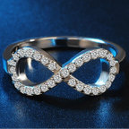 Ring mit grafischem Design, Unendlichkeitssymbol, verziert mit Kristallen