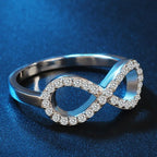 Ring mit grafischem Design, Unendlichkeitssymbol, verziert mit Kristallen