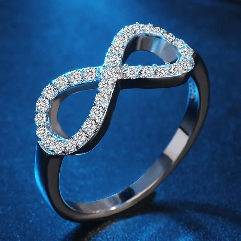 Ring mit grafischem Design, Unendlichkeitssymbol, verziert mit Kristallen
