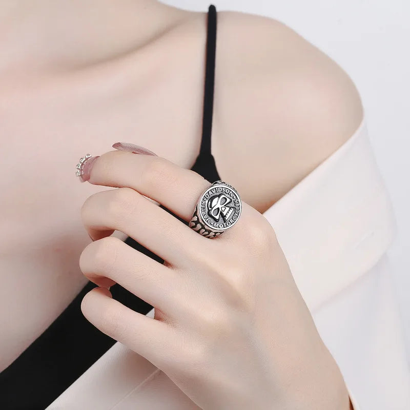 Ring mit gotischem Totenkopf-Ring