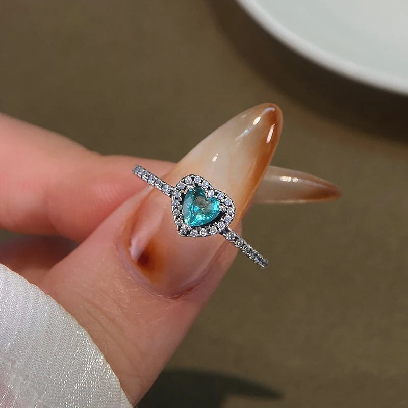 Ring mit Herz und grünem Zirkon und Silber