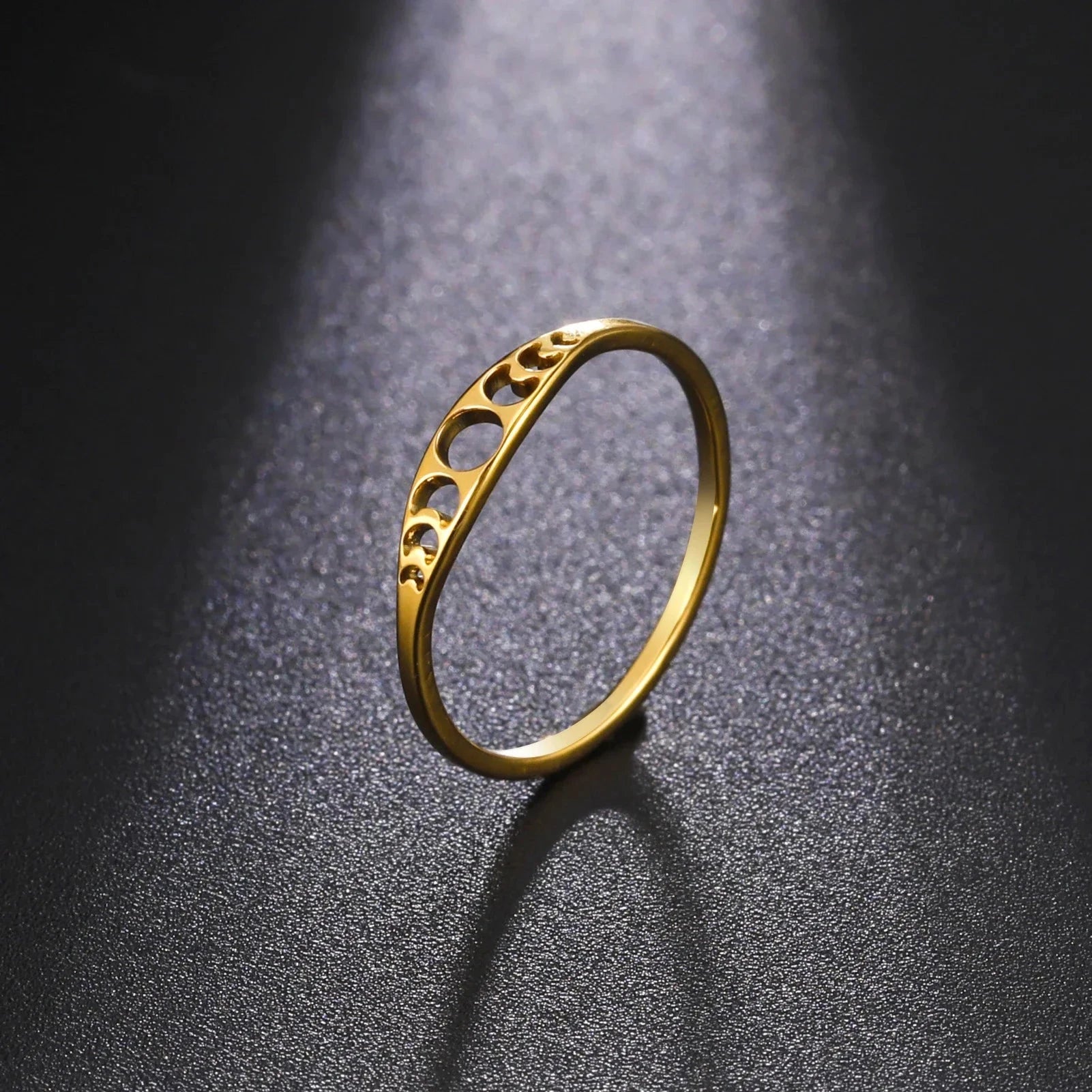 Ring mit goldenen Mondsicheln