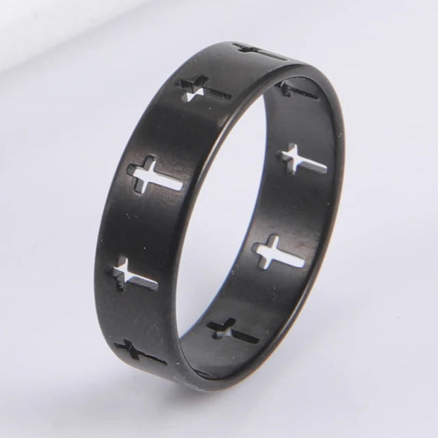Ring mit ausgeschnittenem schwarzem Kreuz