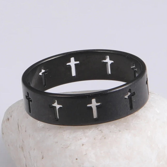 Ring mit ausgeschnittenem schwarzem Kreuz