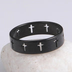 Ring mit ausgeschnittenem schwarzem Kreuz