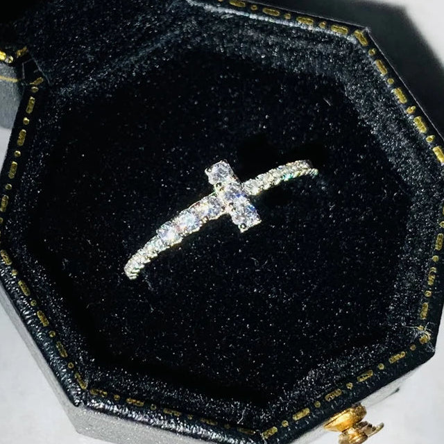 Ring mit funkelndem Kreuz