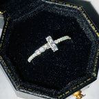 Ring mit funkelndem Kreuz