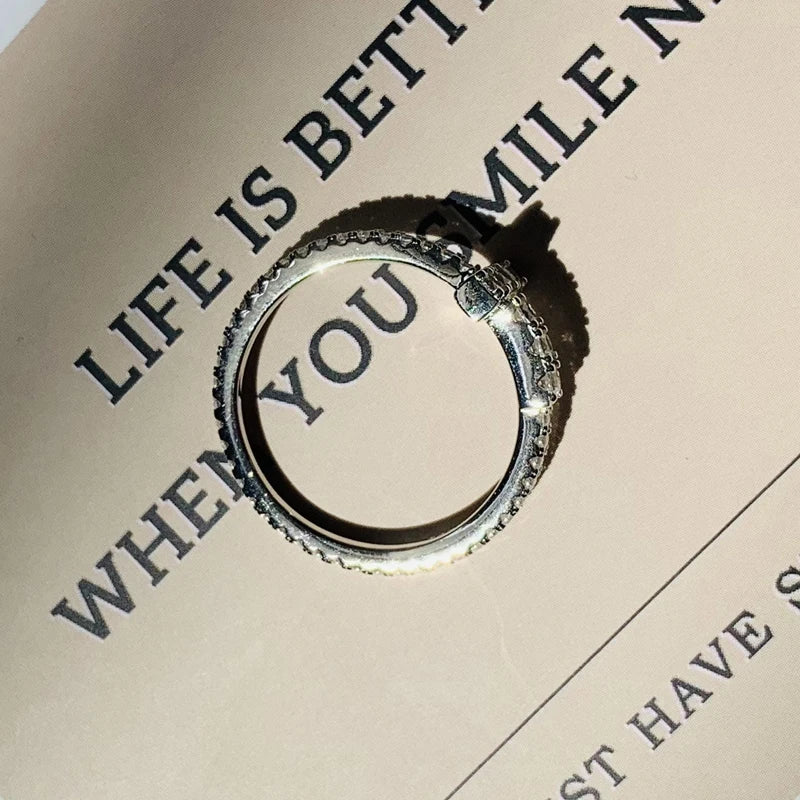 Ring mit funkelndem Kreuz