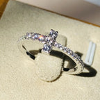 Ring mit funkelndem Kreuz