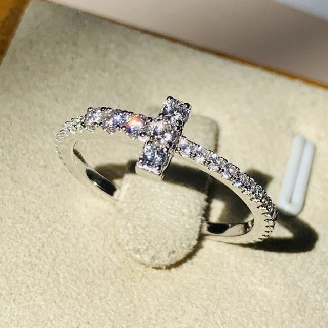 Ring mit funkelndem Kreuz