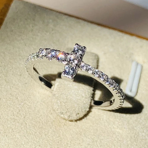 Ring mit funkelndem Kreuz