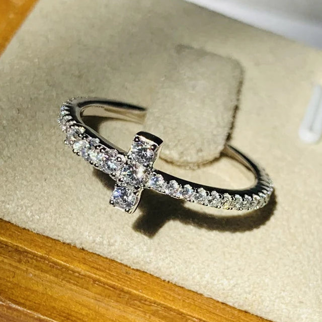 Ring mit funkelndem Kreuz