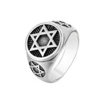 Ring mit eingravierten Davidsternen, ein jüdisches Symbol
