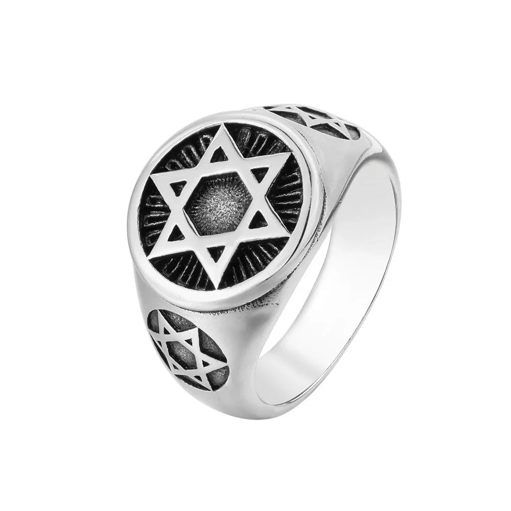Ring mit eingravierten Davidsternen, ein jüdisches Symbol
