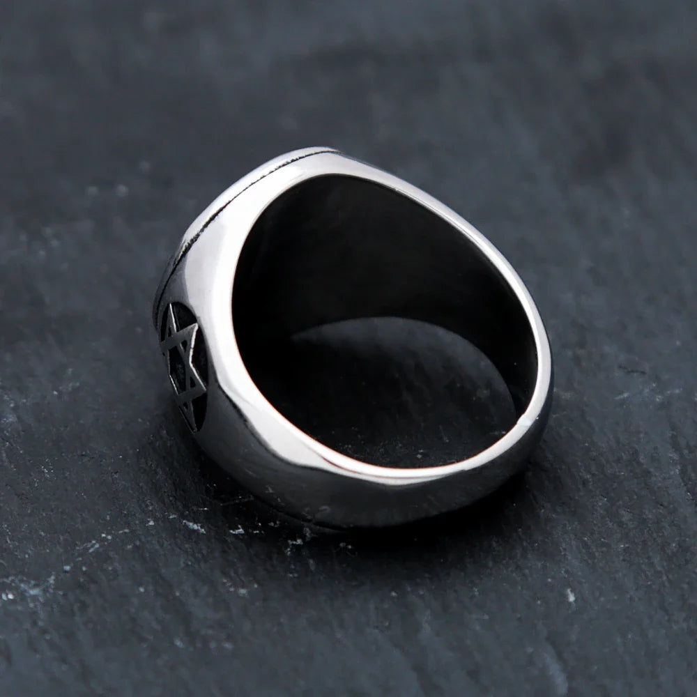 Ring mit eingravierten Davidsternen, ein jüdisches Symbol