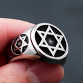 Ring mit eingravierten Davidsternen, ein jüdisches Symbol