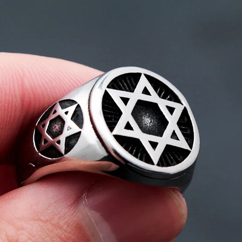 Ring mit eingravierten Davidsternen, ein jüdisches Symbol