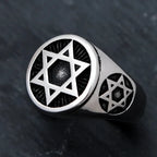 Ring mit eingravierten Davidsternen, ein jüdisches Symbol