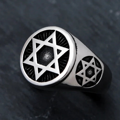 Ring mit eingravierten Davidsternen, ein jüdisches Symbol
