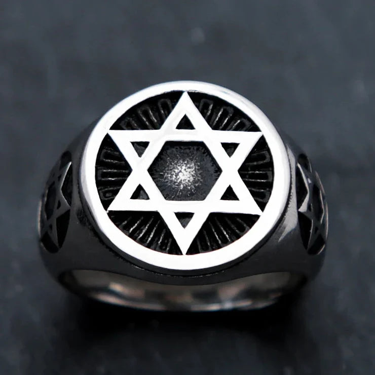 Ring mit eingravierten Davidsternen, ein jüdisches Symbol