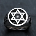 Ring mit eingravierten Davidsternen, ein jüdisches Symbol
