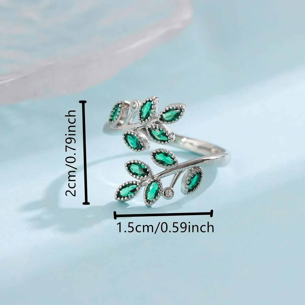 Ring mit herbstlichen grünen Blättern