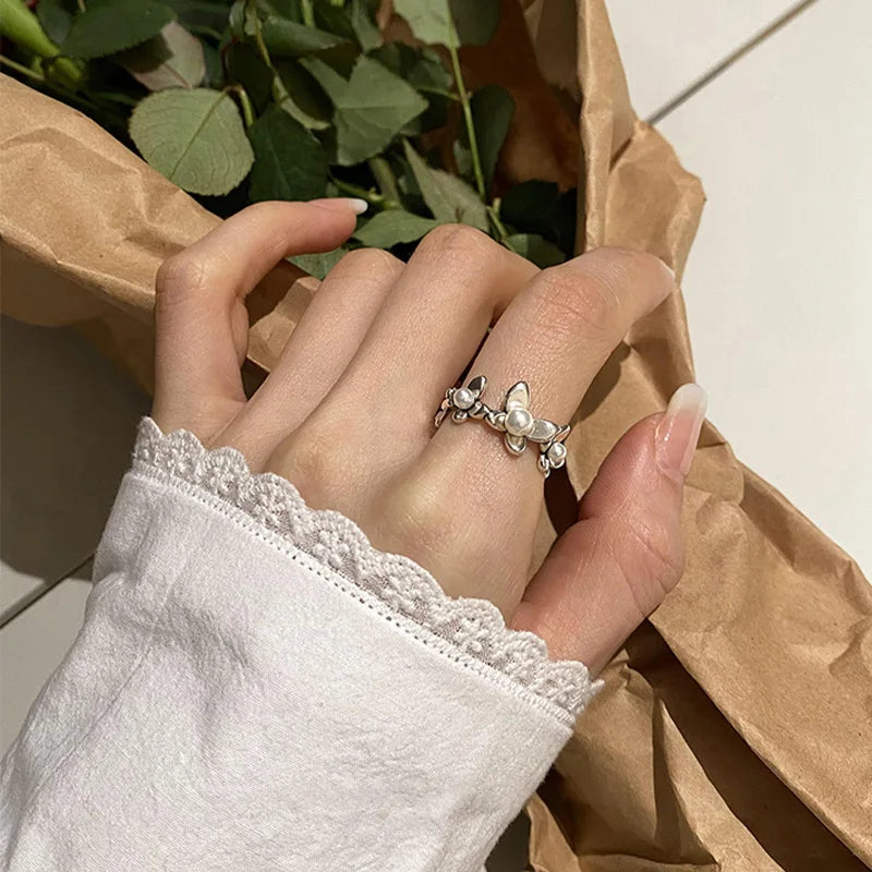 Stilvoller Ring mit Blumen und Zirkonperlen