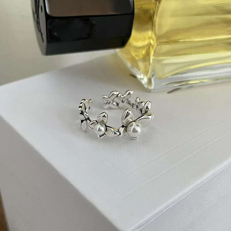 Stilvoller Ring mit Blumen und Zirkonperlen