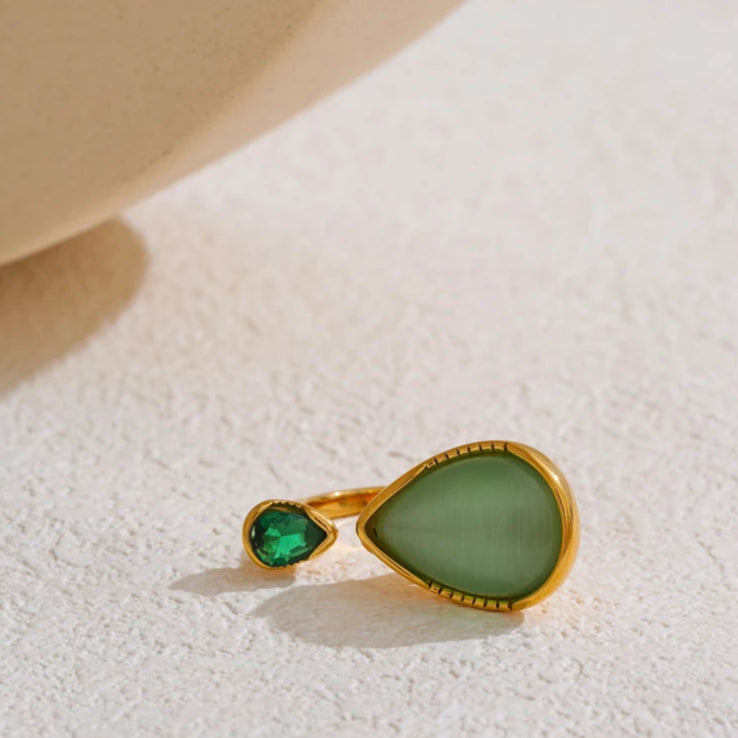 Ring mit natürlichem Edelstein und Zirkon in Tropfenform