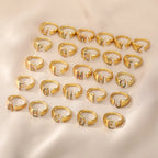Personalisierter breiter Ring mit Regenbogen-Initiale