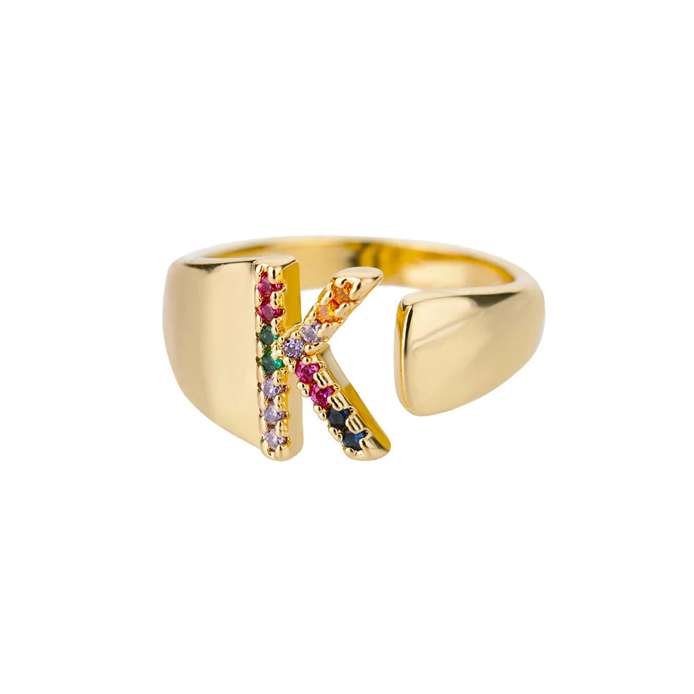 Personalisierter breiter Ring mit Regenbogen-Initiale k