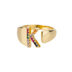 Personalisierter breiter Ring mit Regenbogen-Initiale k