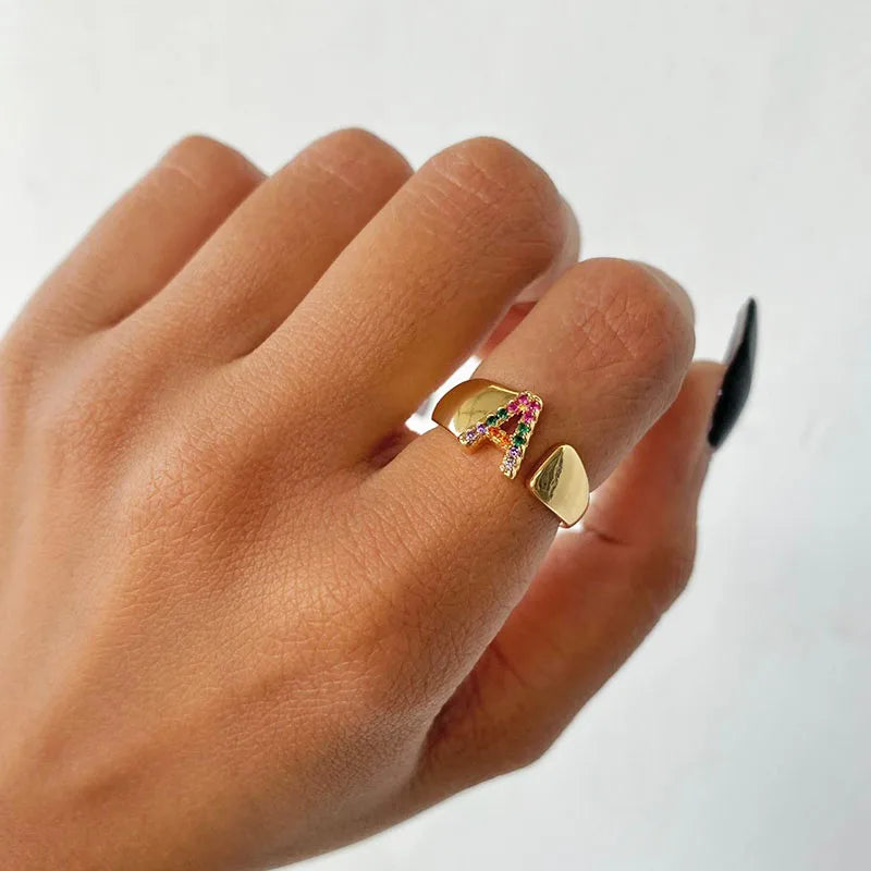 Personalisierter breiter Ring mit Regenbogen-Initiale