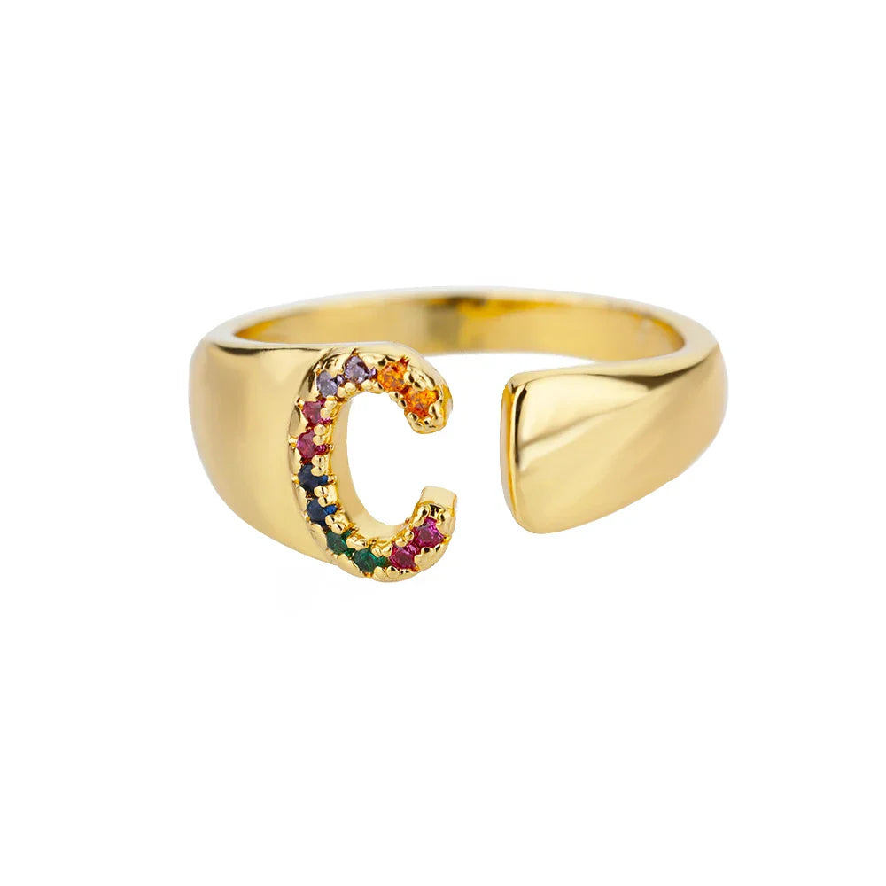 Personalisierter breiter Ring mit Regenbogen-Initiale c