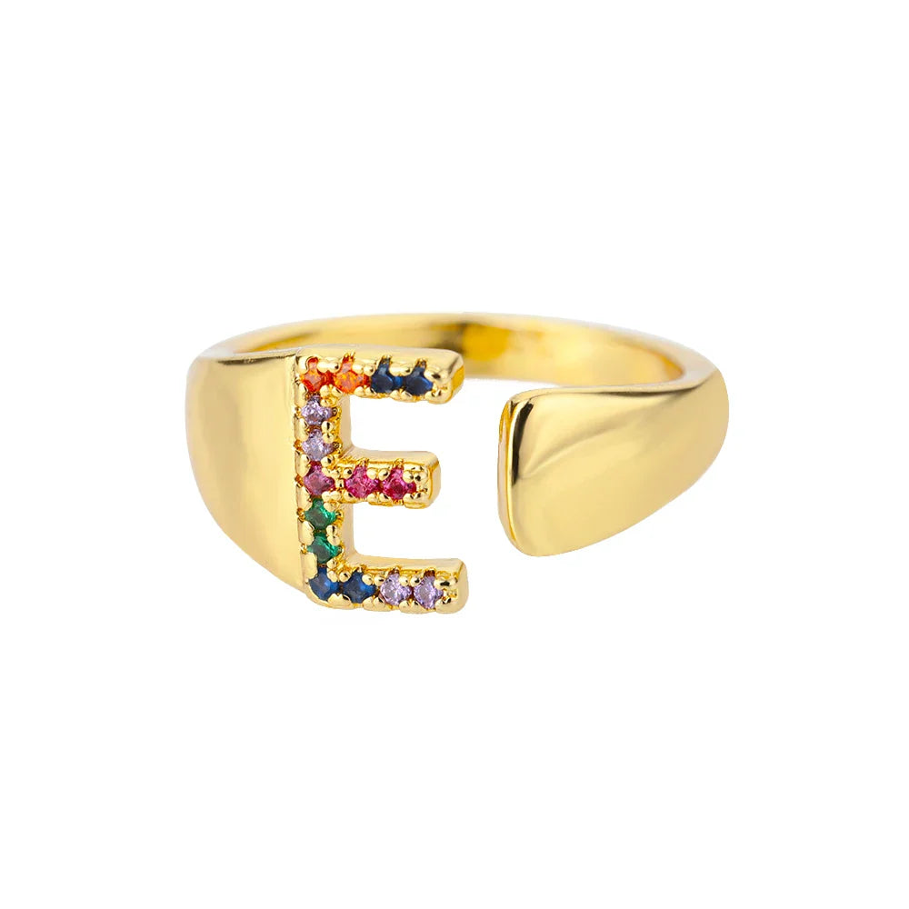Personalisierter breiter Ring mit Regenbogen-Initiale e