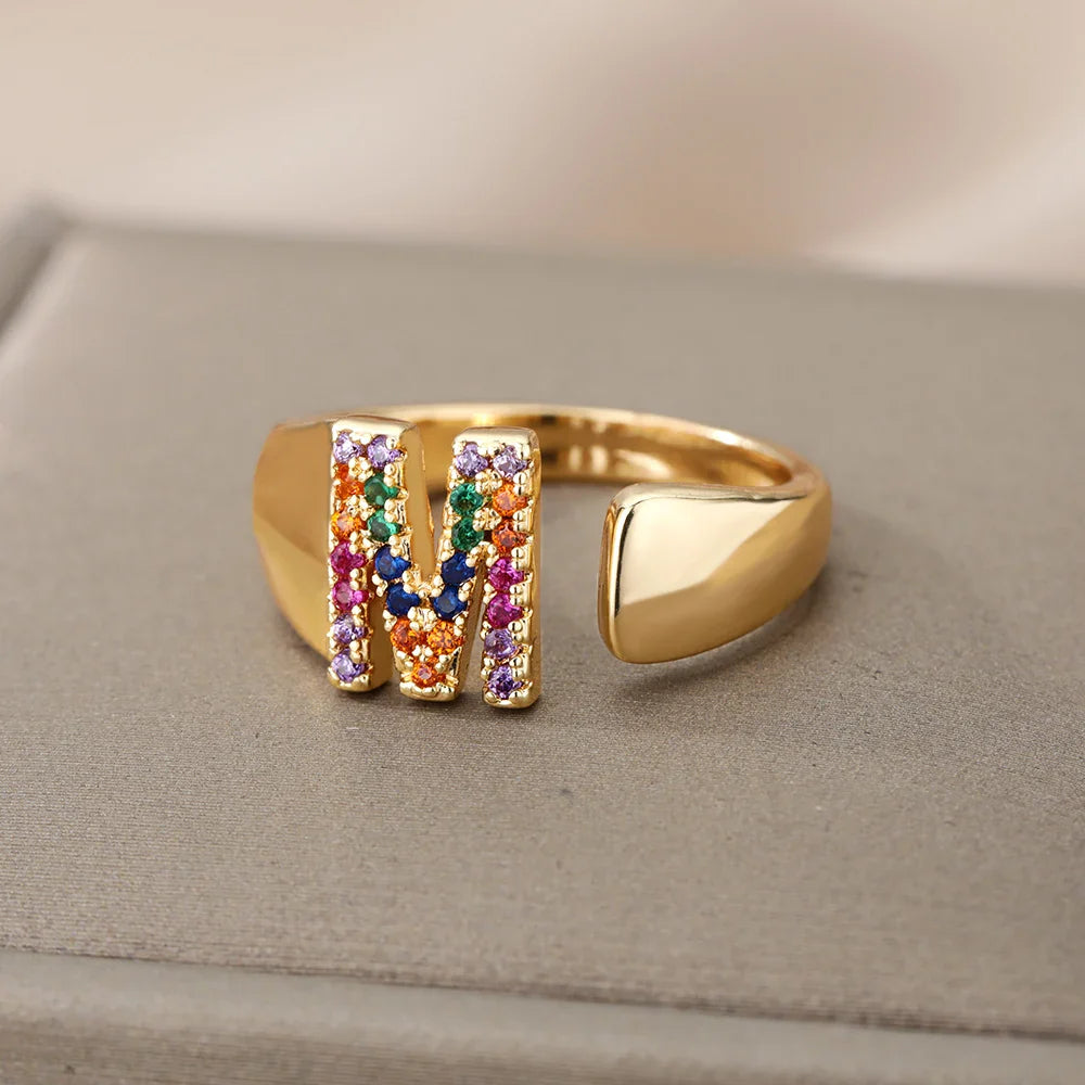 Personalisierter breiter Ring mit Regenbogen-Initiale m
