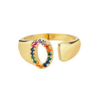 Personalisierter breiter Ring mit Regenbogen-Initiale o