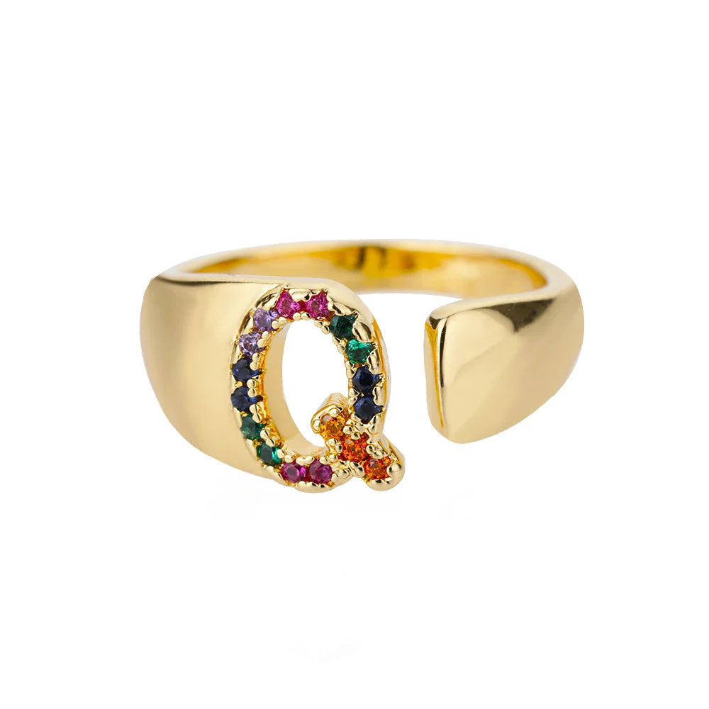 Personalisierter breiter Ring mit Regenbogen-Initiale q