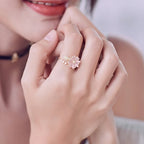 Ring mit hübscher Gänseblümchenblume