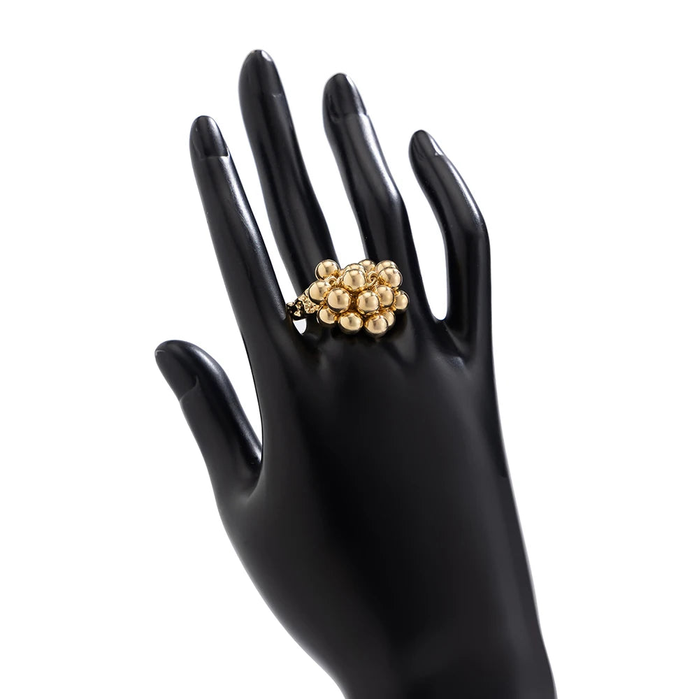 Ring mit silbernen oder goldenen Perlen oder