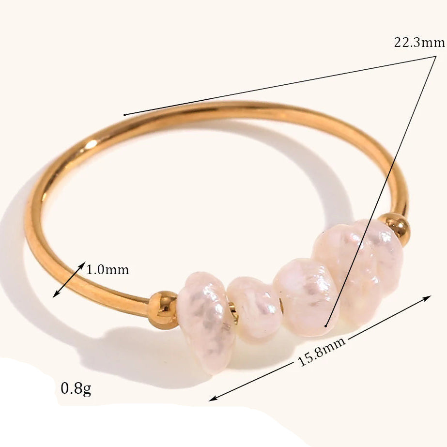 Ring mit aufgereihten Süßwasserperlen