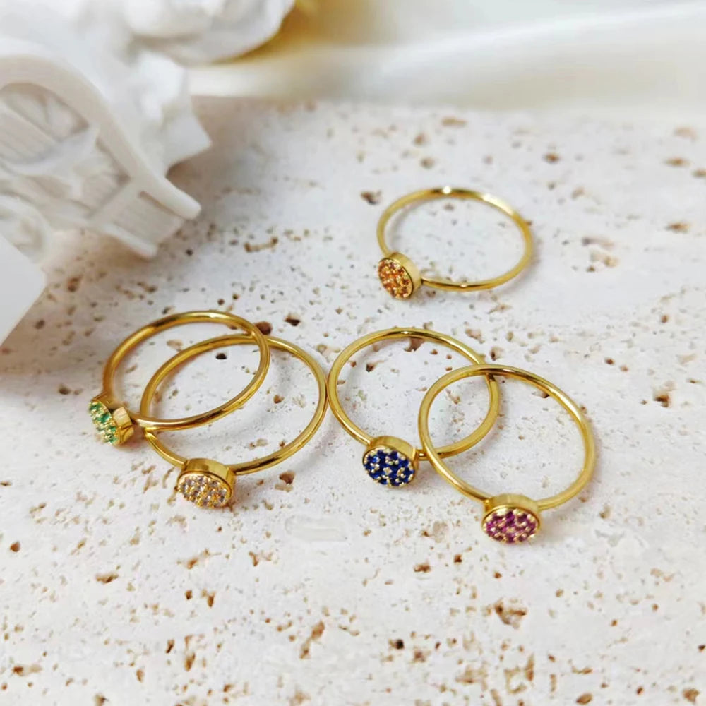 Ring mit kleinen runden Geburtssteinen für Damen