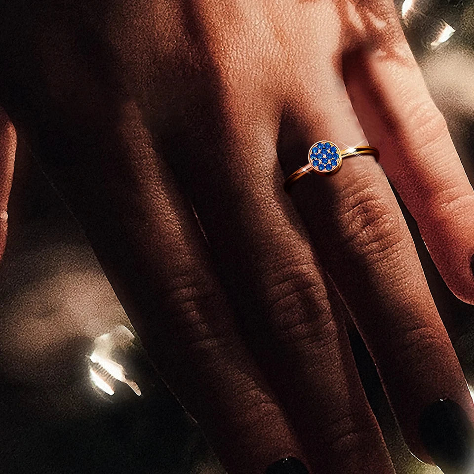 Ring mit kleinen runden Geburtssteinen für Damen