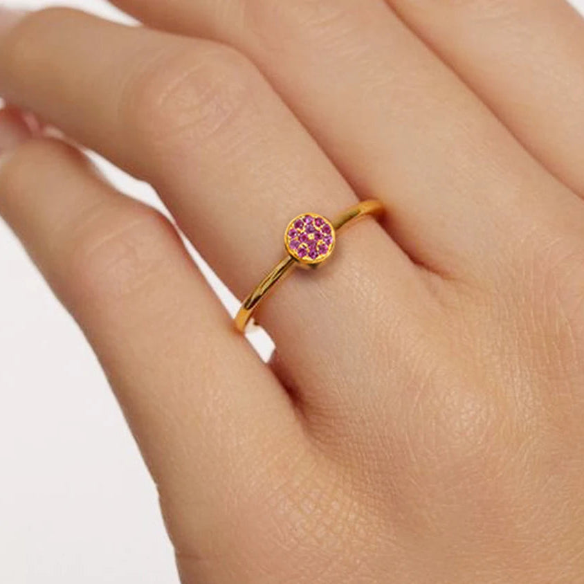 Ring mit kleinen runden Geburtssteinen für Damen Juli