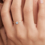 Ring mit kleinen runden Geburtssteinen für Damen