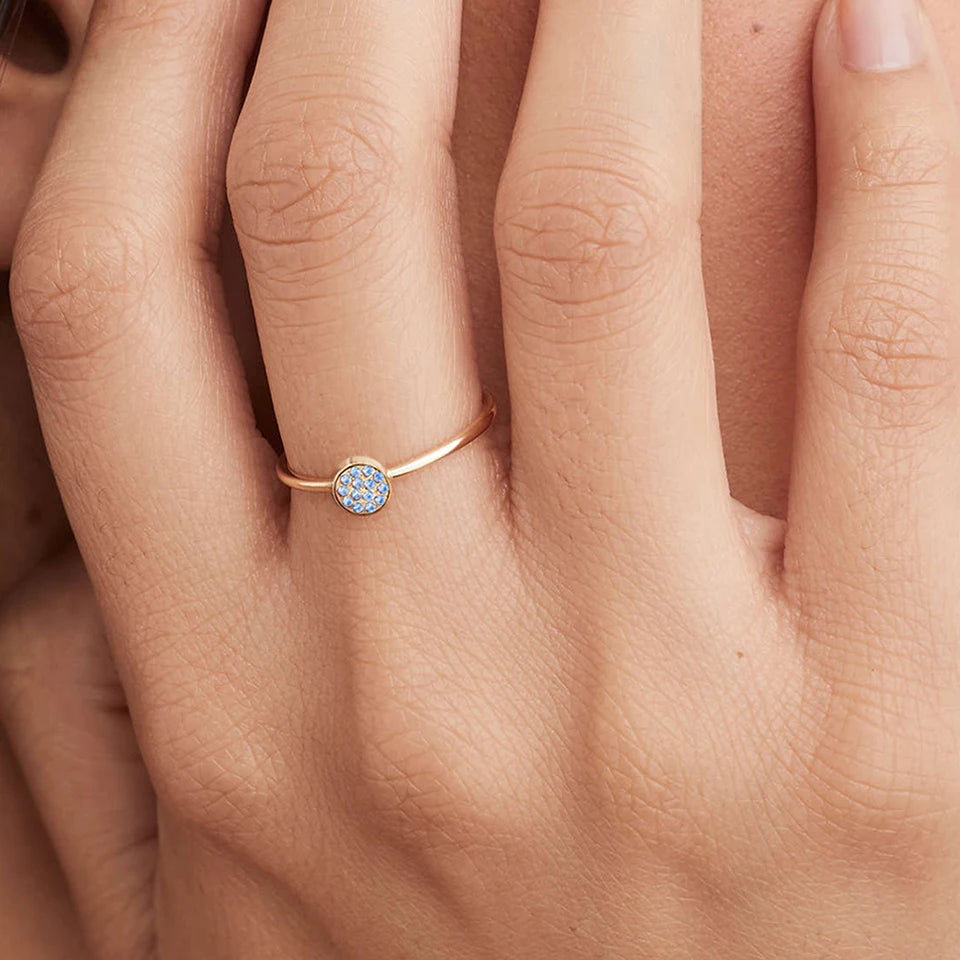 Ring mit kleinen runden Geburtssteinen für Damen