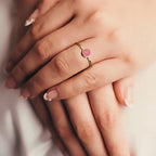 Ring mit kleinen runden Geburtssteinen für Damen
